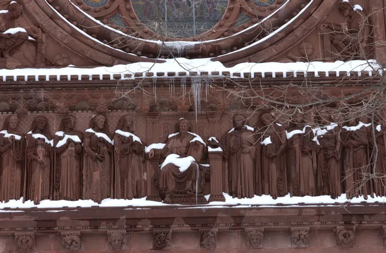 Snow on sculptures