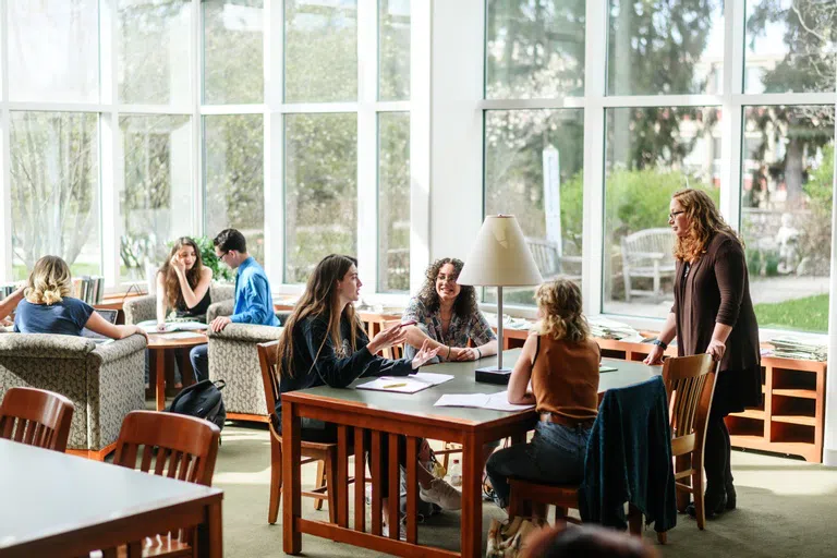 An English class is held in The Landman Library