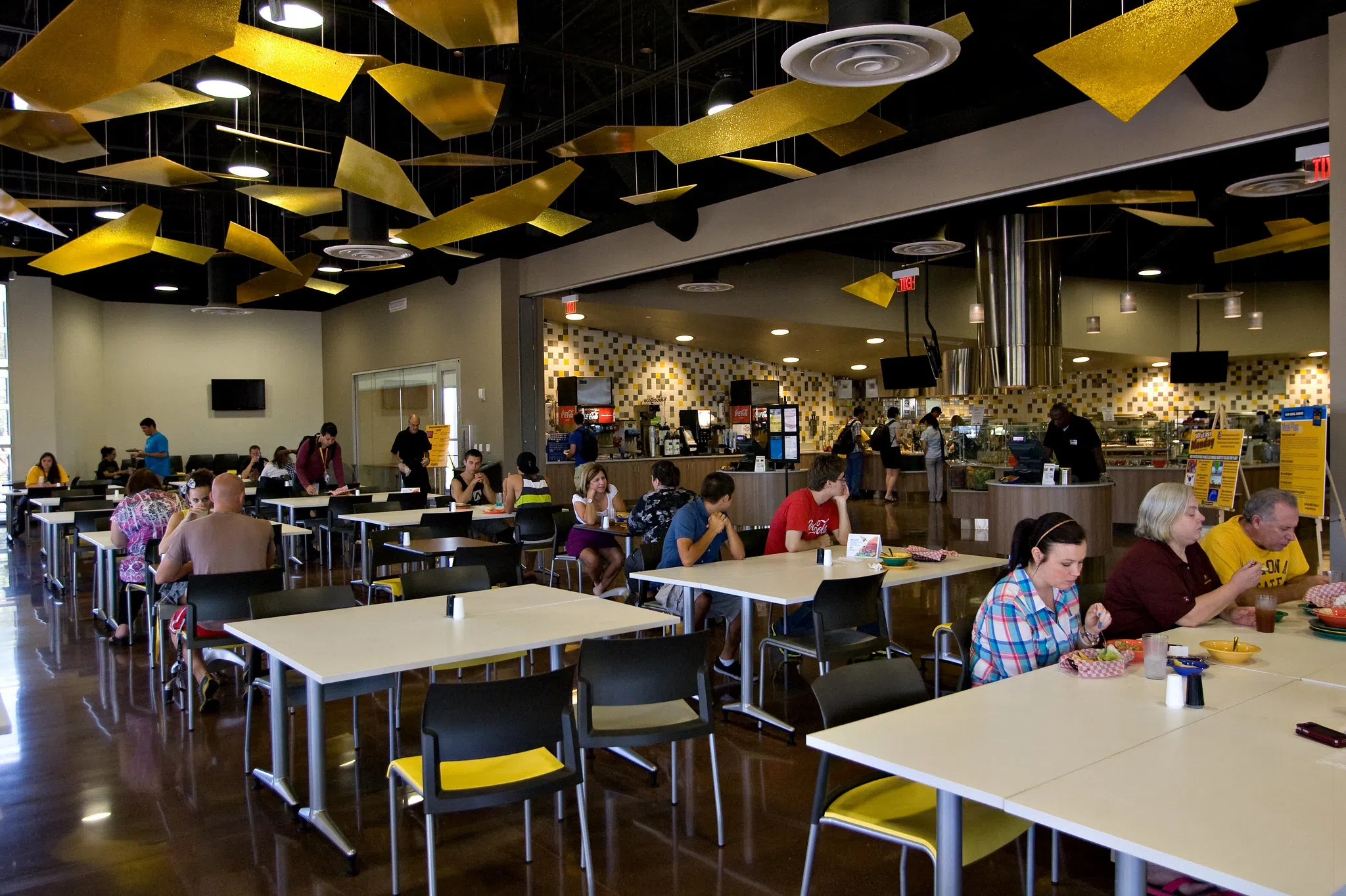 Students eating at tables inside Citrus Dining Pavilion.