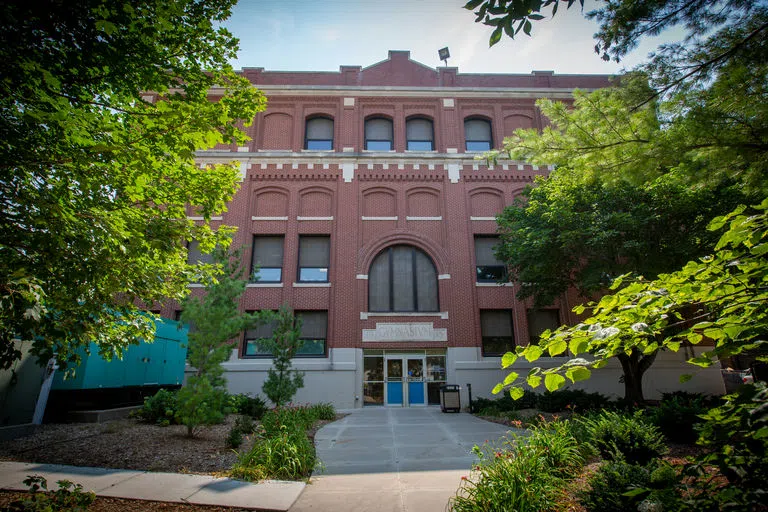 Vinardi Center Exterior