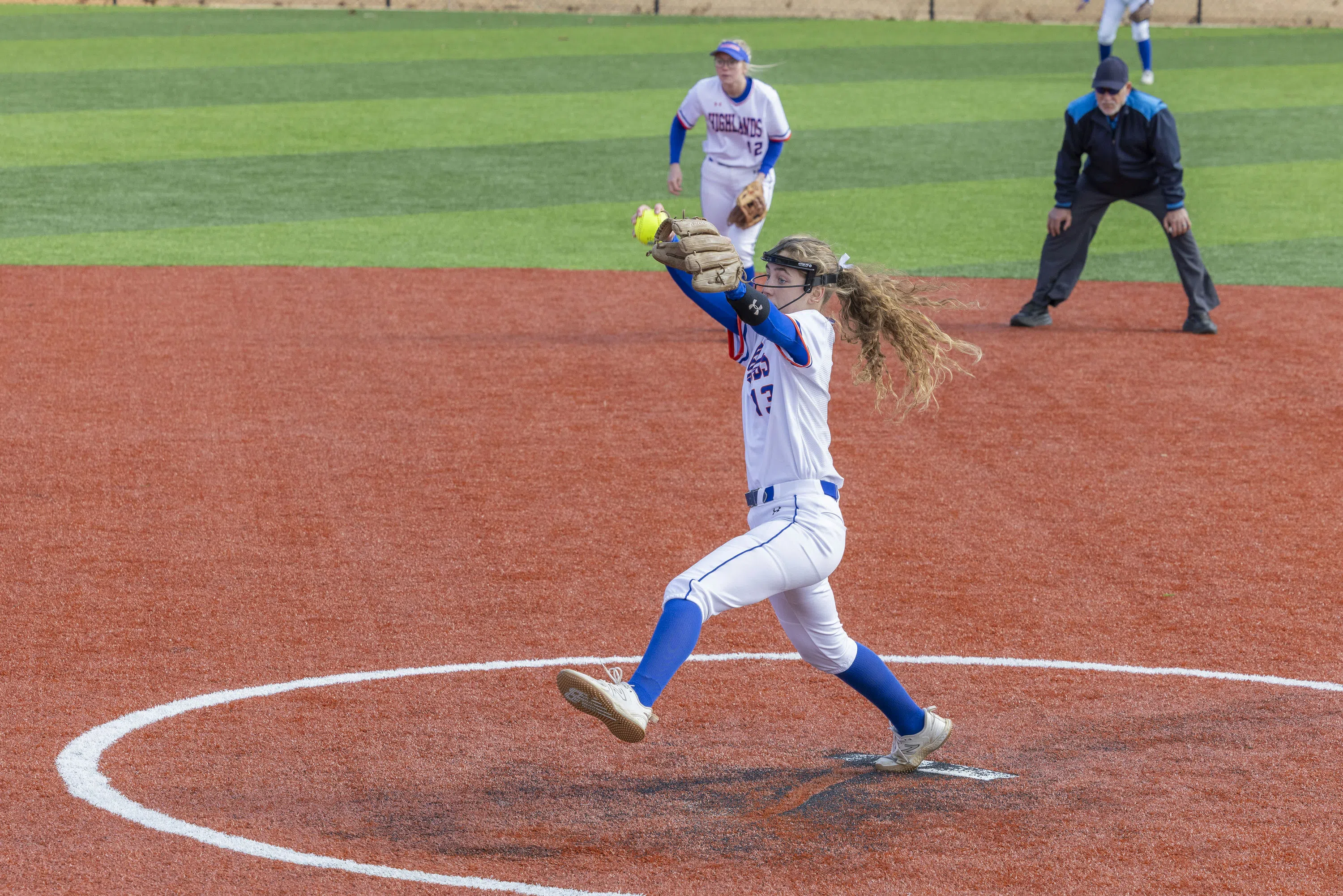 softball pitcher pitching