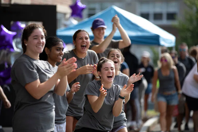 Students greet new families on campus