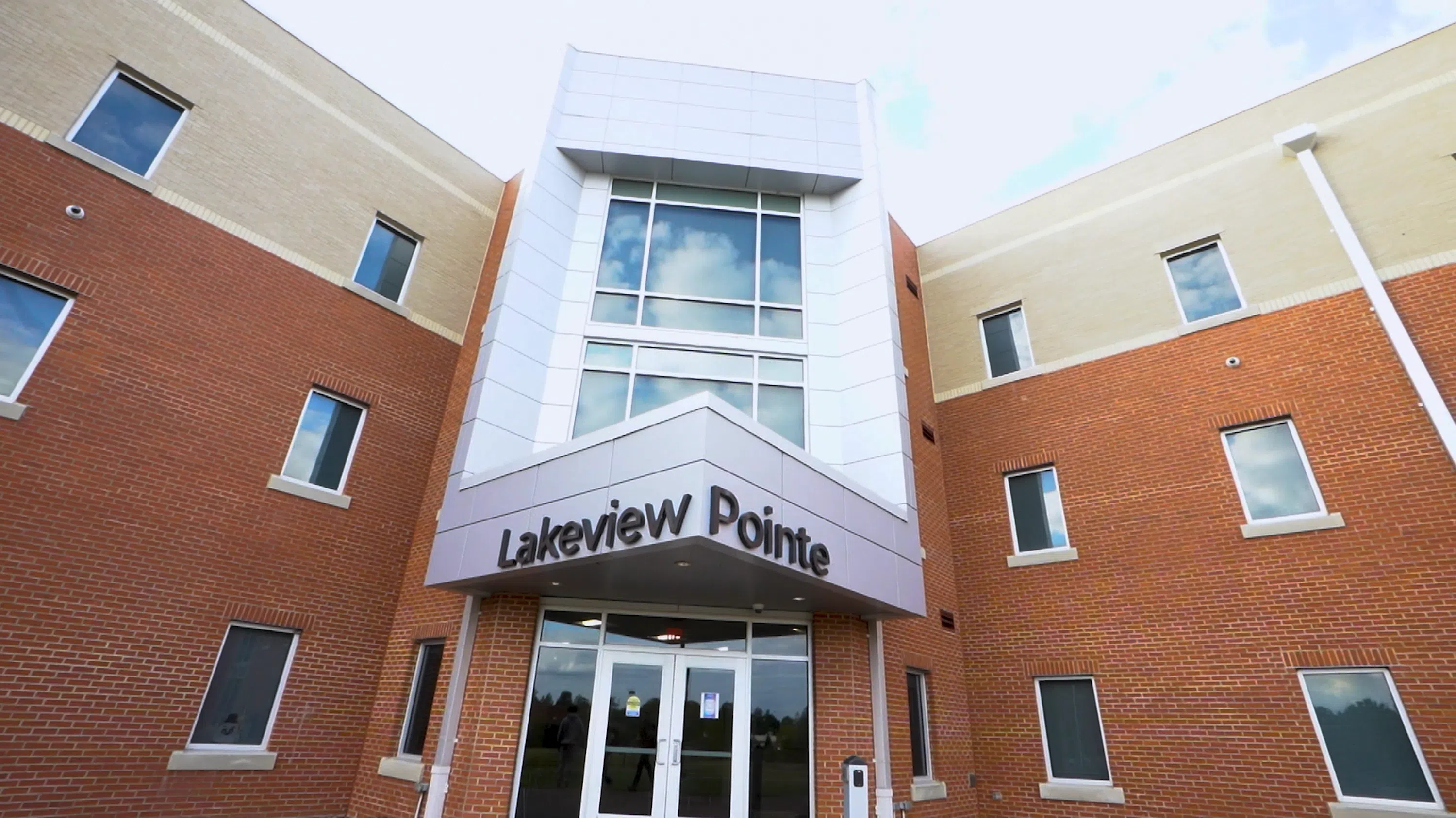The entrance to Lakeview Pointe.