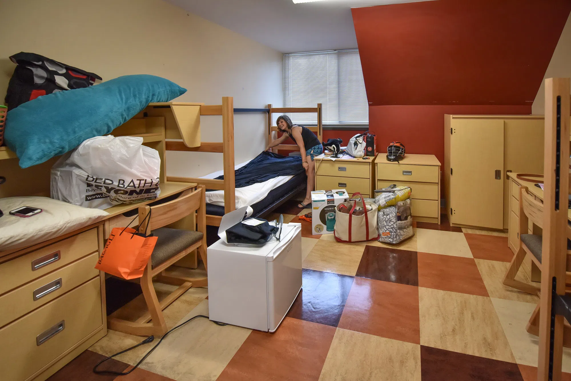 A student moves into her dorm room in Kahn Hall. 