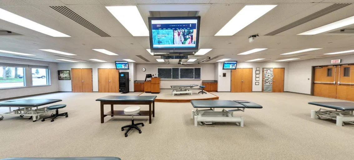 The OMM provides tables for students to practice osteopathic manipulations in small groups. Monitors throughout the room allow students to follow demonstrations led by faculty at the front of the room. 