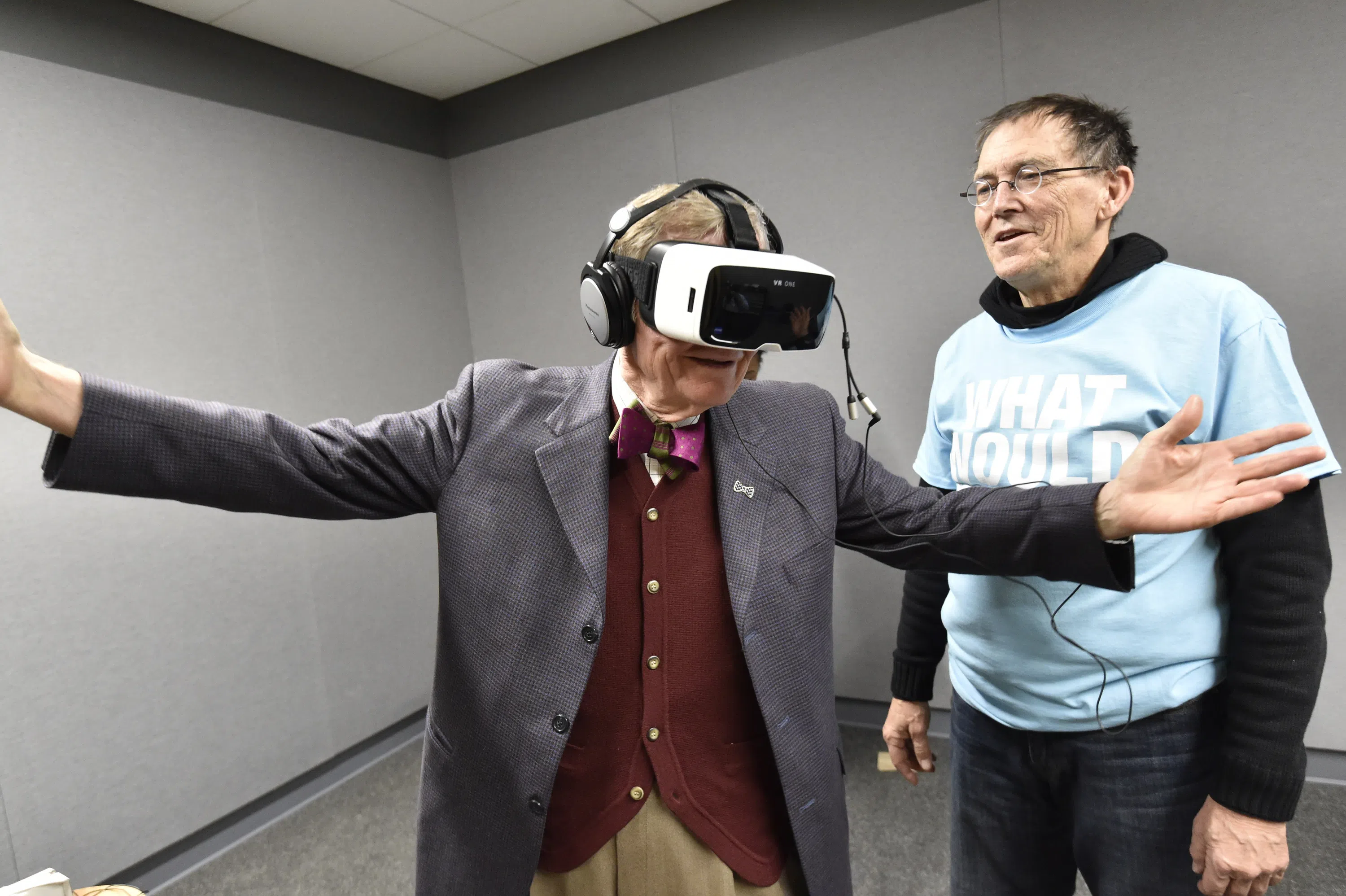 President Gee wearing VR goggles in the Media and Innovation Center 