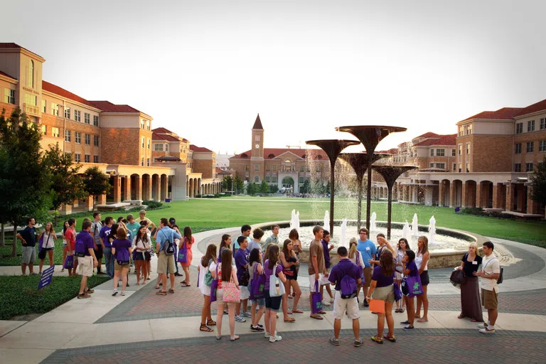 New students gather at Frog Fountain during orientation