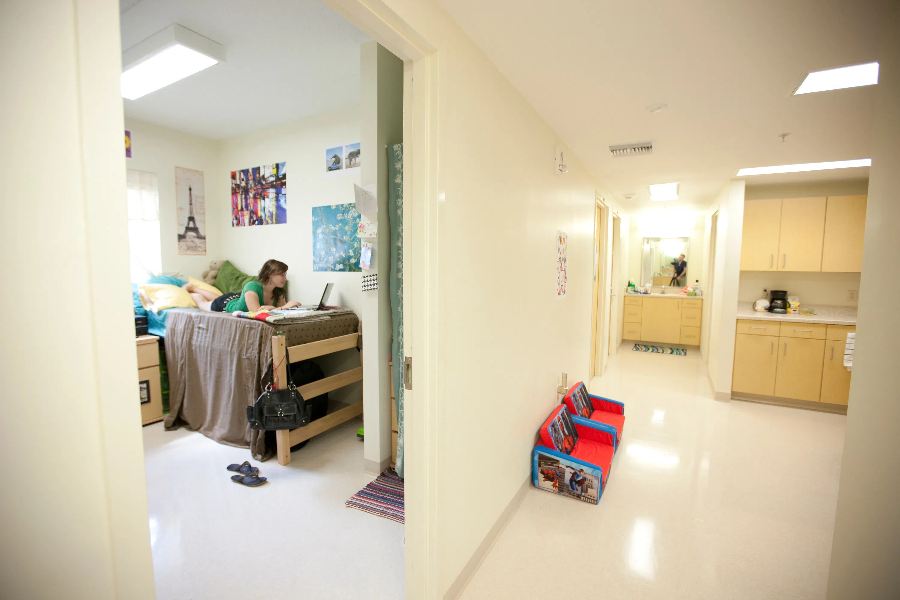 Osprey Fountains shared living space and a student in their private room