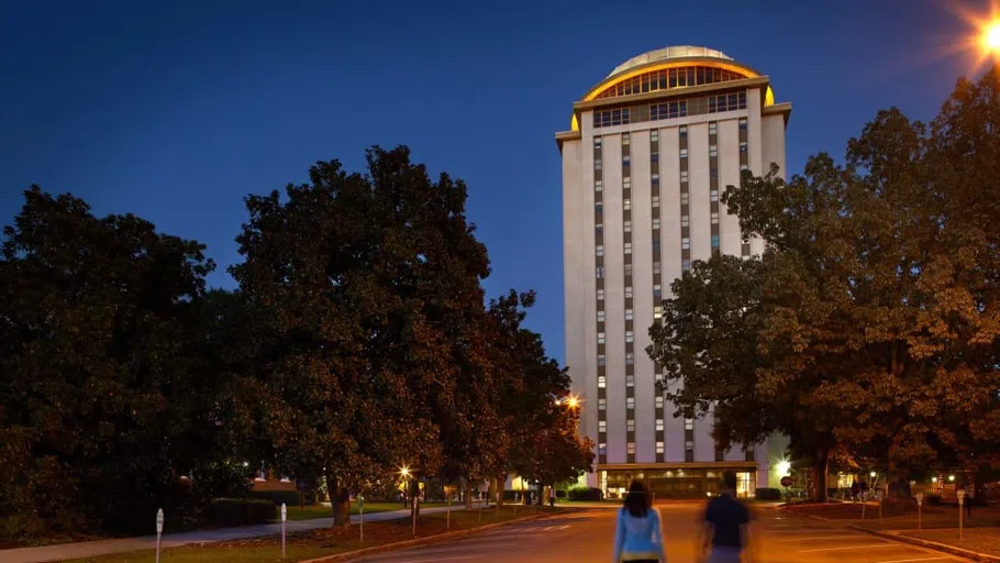 Students walking towards Capstone Hall