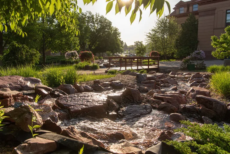 In the spring and summer months, the Babbling Brook lives up to its name when water bubbles through “buffalo-rubbed” quartzite. 